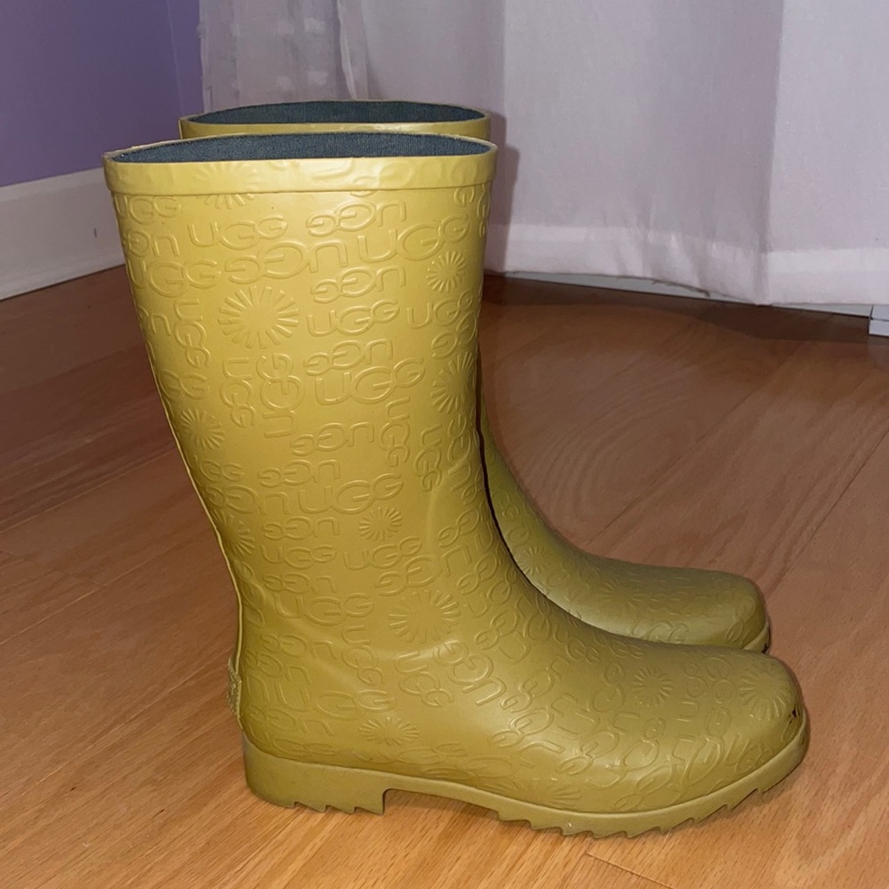 Ugg rain boots shearling sole